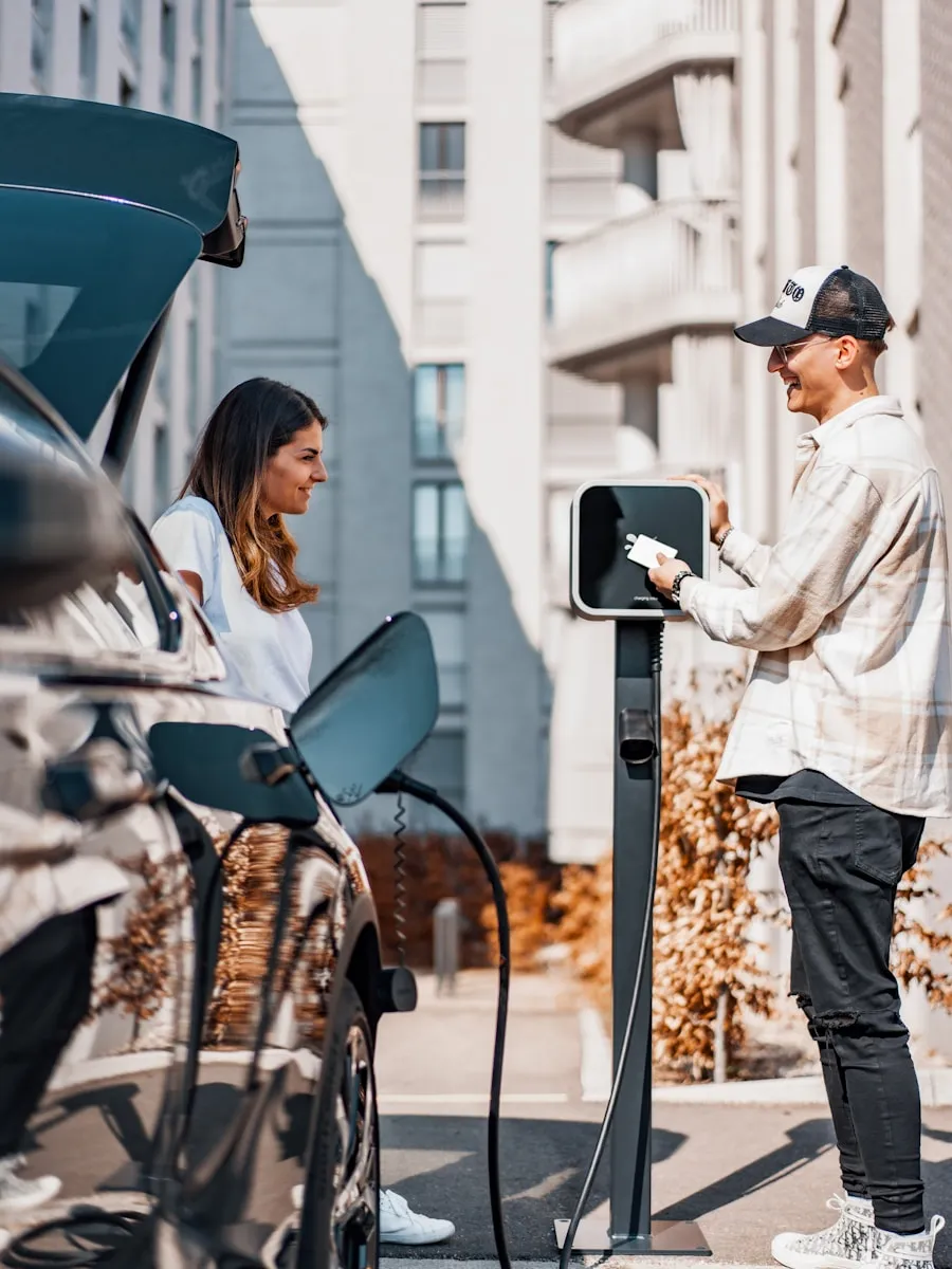 Un couple recharge ensemble sa voiture électrique à domicile