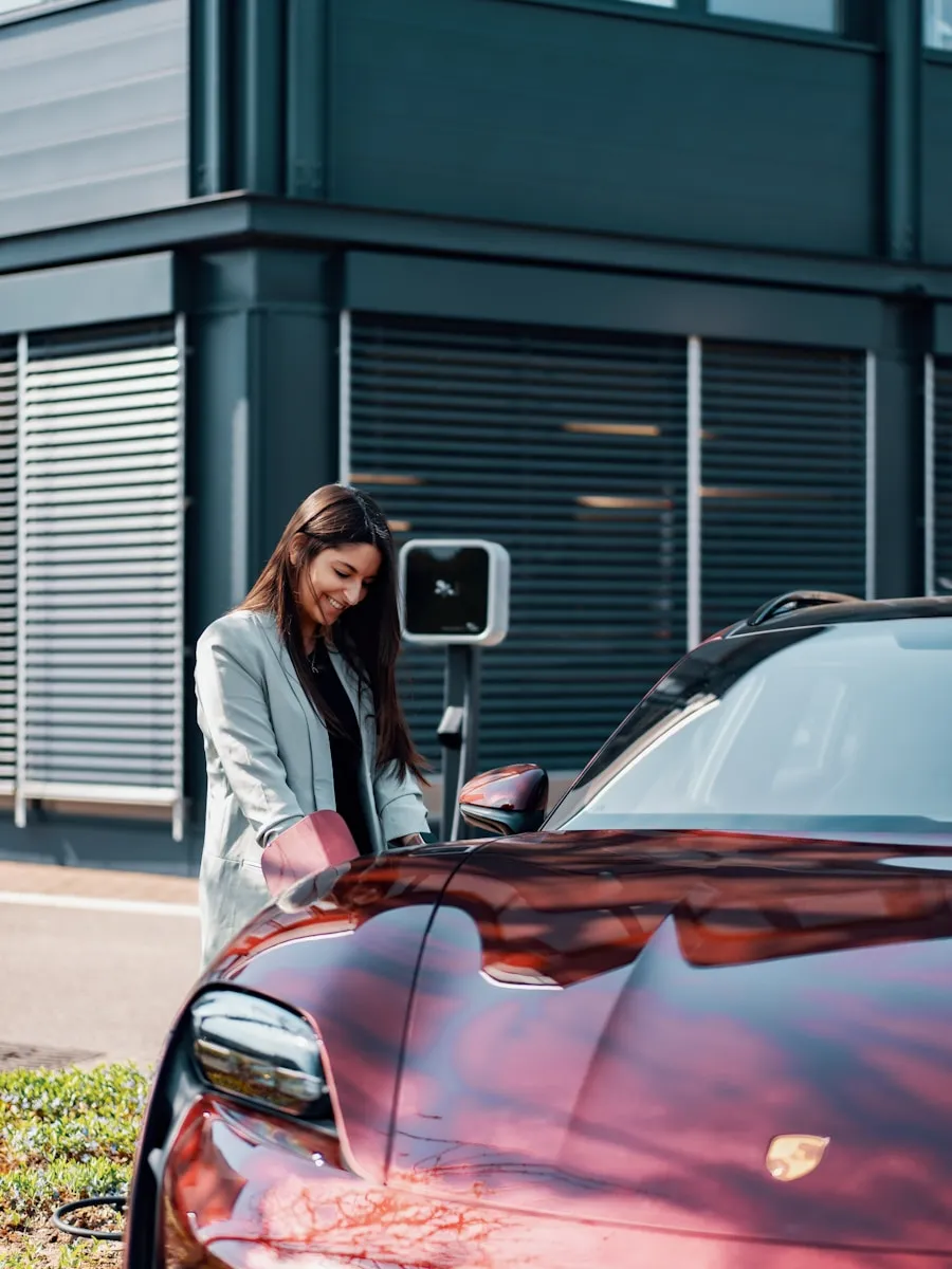 Une automobiliste recharge sa voiture électrique devant sa maison